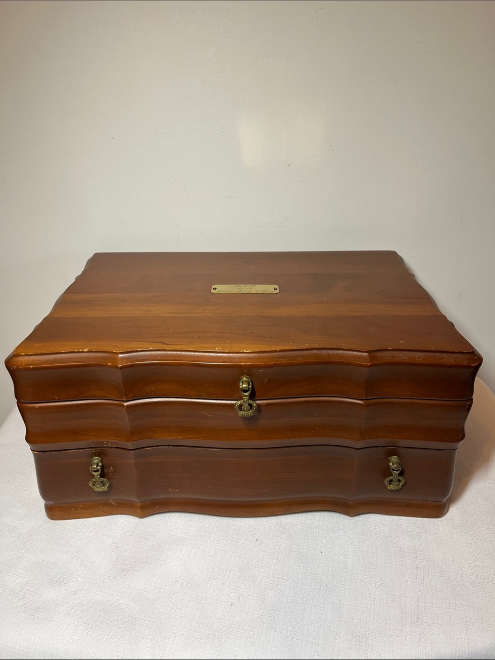 Vintage JASCO Wood Jewelry Box Storage Chest in Brown
VELVET LINING
The Empre